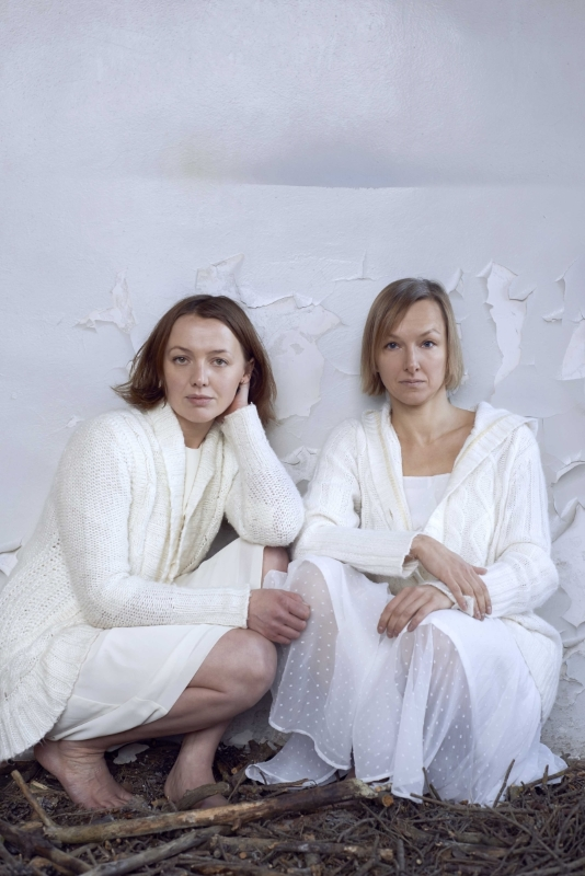 File:Linnupesas Kärt Tõnisson (vasakul) ja Helen Reitsnik. Reitsniku ja Tõnissoni „Elus ilu” (Kanuti Gildi SAALis 2015). Foto autor Virge Viertek..jpg